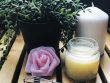 pot avec ma préparation de vicks maison, mon fouet et une rose pour la décoration