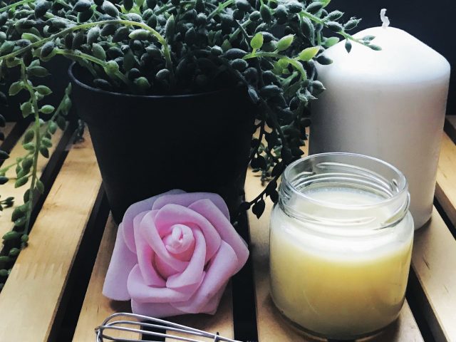 pot avec ma préparation de vicks maison, mon fouet et une rose pour la décoration