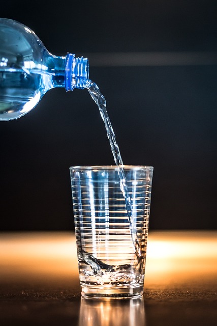 prendre soin de sa peau en été boire de l'eau